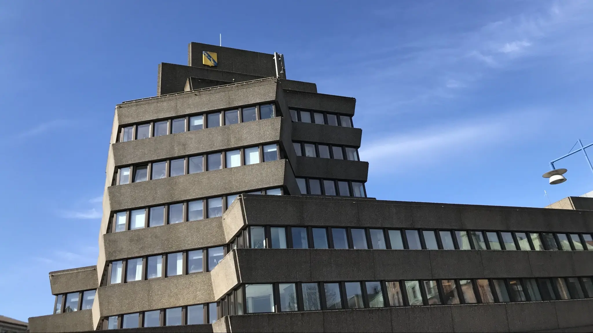 En bild på Vetlandas brungrå kommunhus, tagen på lite avstånd.