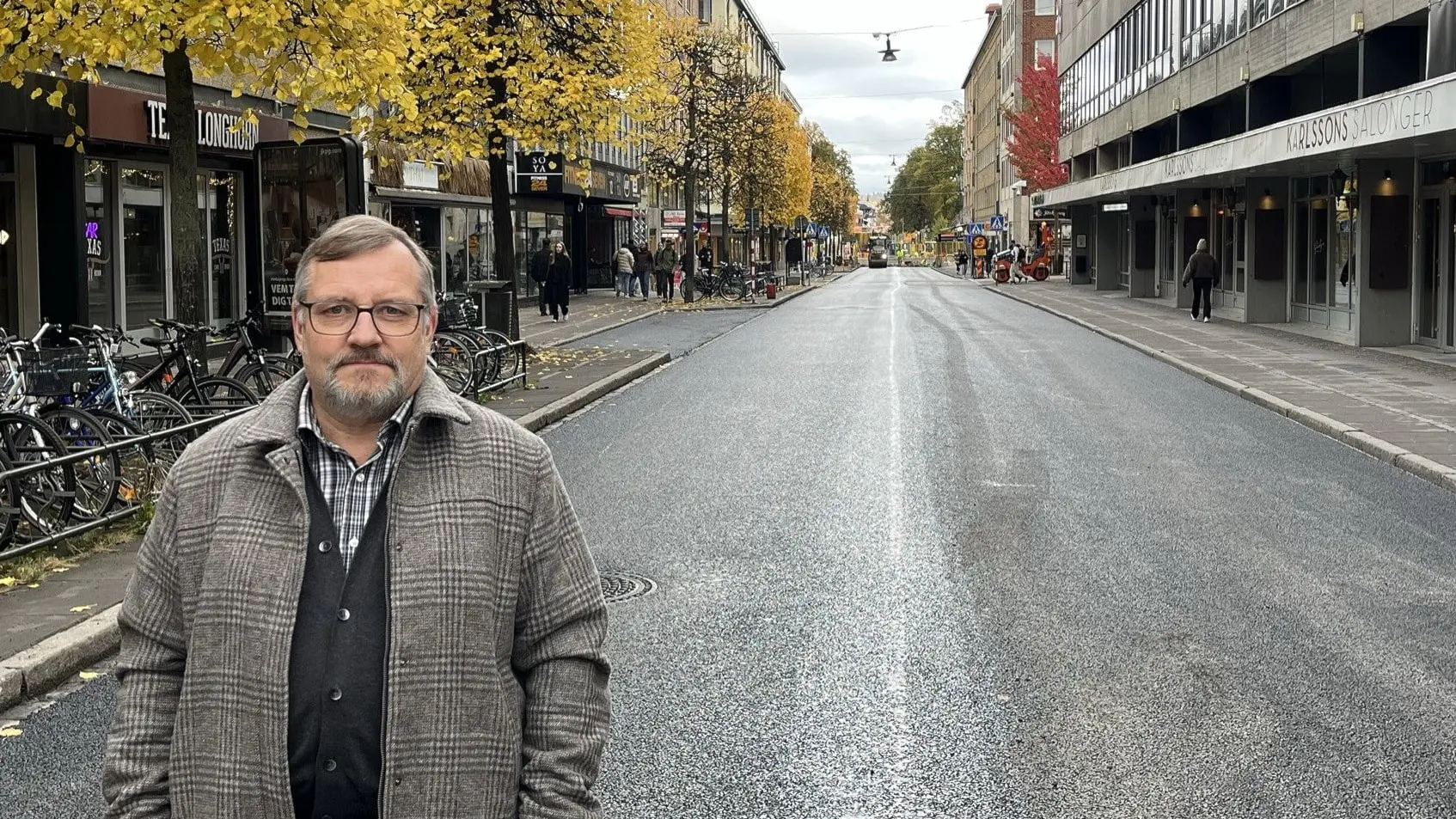 Görgen Olofsson, verksamhetschef på Tekniska kontoret i Jönköping står på den nylagda asfalten vid Juneporten.