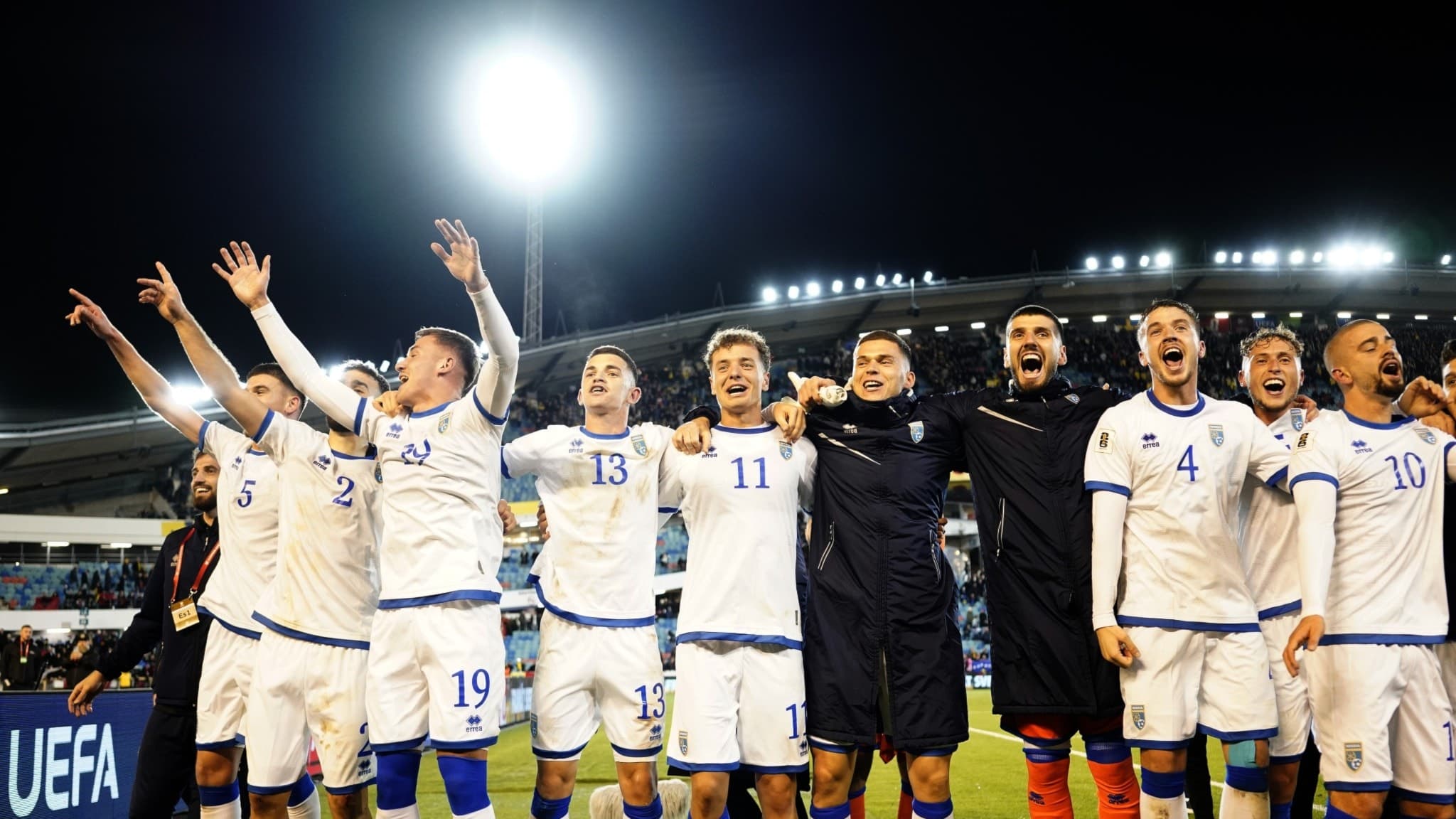 Kosovos spelare jublar efter segern i måndagens VM-kvalmatch i grupp B mellan Sverige och Kosovo