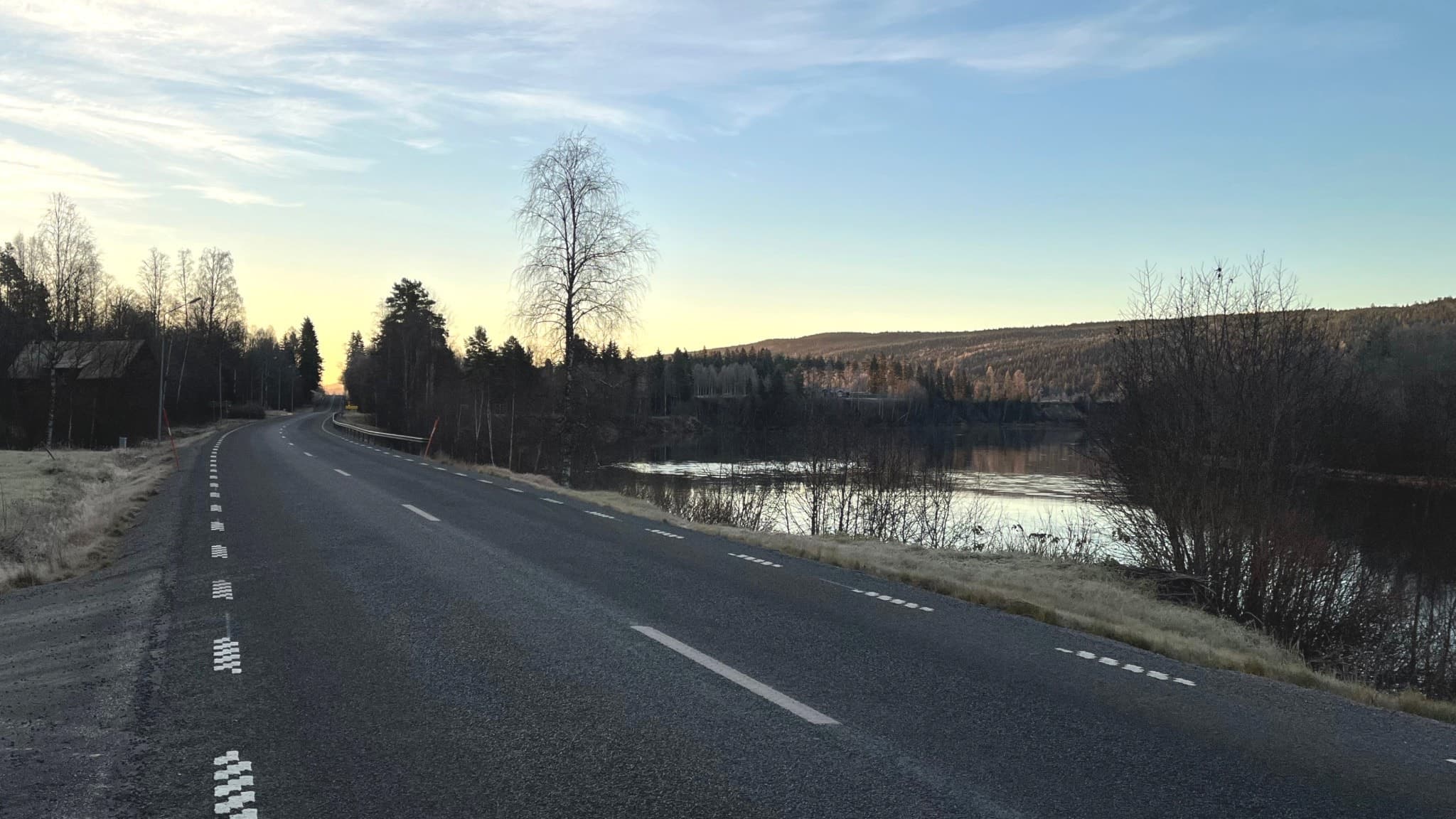 Väg med älv i bakgrunden. Foto: Aron Eriksson/Sveriges Radio.