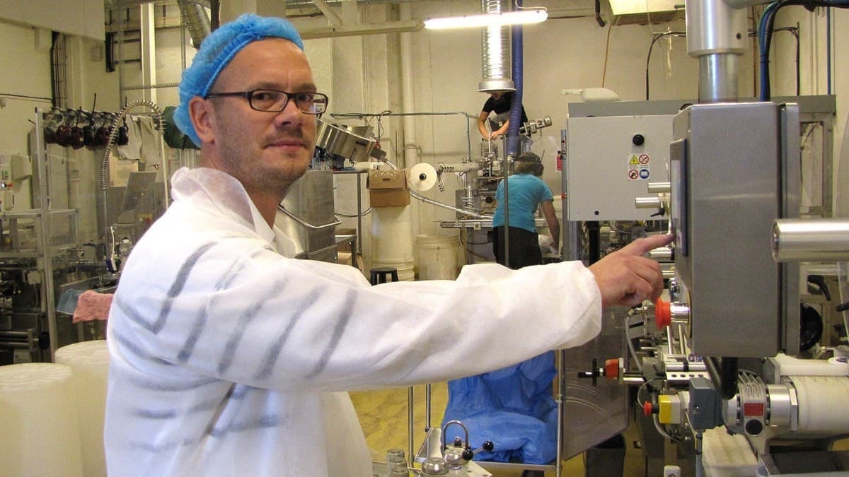 Henrik Jakobsson i snusfabriken. Foto: Lasse Ahnell/SR Gotland