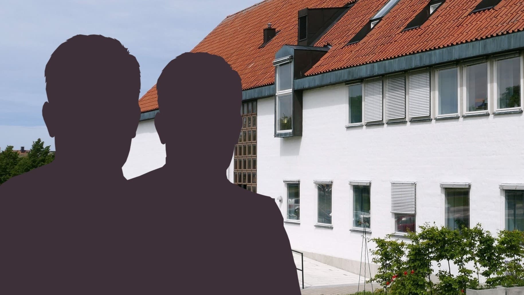 Silhuetter av två män framför Gotlands tingsrätt i Visby.