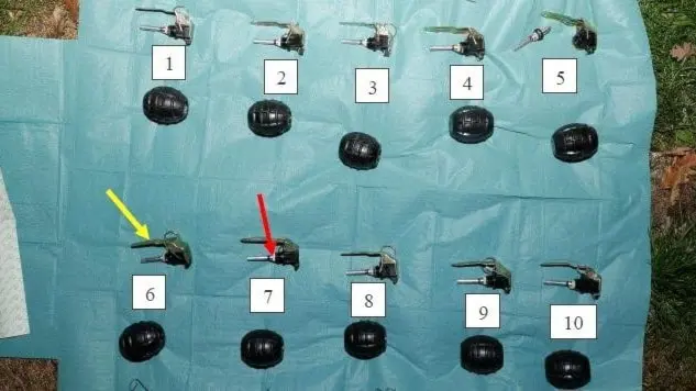 Bild visar tio små mekaniska enheter numrerade 1–10, placerade på blå bakgrund. Två enheter, markerade med gula och röda pilar, framhävs. En gul linje löper genom enheterna.