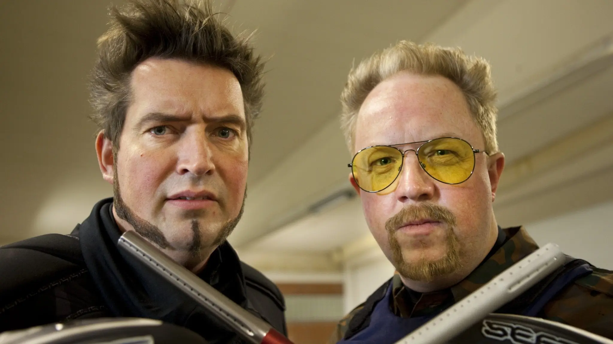 Johan Wester och Anders Jansson i paintballutrustning som karaktärerna Stefan Lövgren och Kim Andersson under inspelning av komediserien Hipp Hipp i Malmö, med skyddsutrustning och paintballgevär.