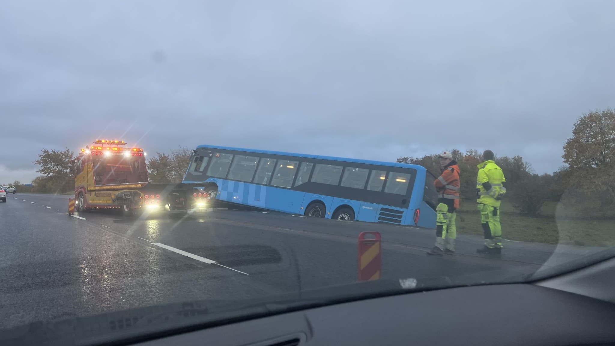 Buss vält i dike.