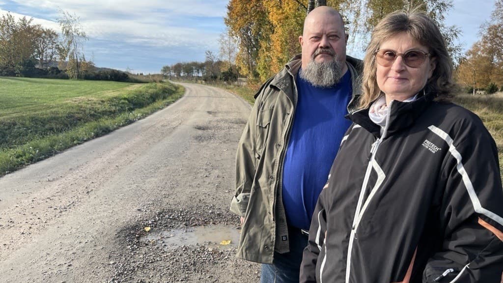 Kungslenaborna Bertil Lindgren och Annki Hedström Karlsson hoppas att lite av regeringens pengar spiller över till den dåligt underhållna grusvägen. 