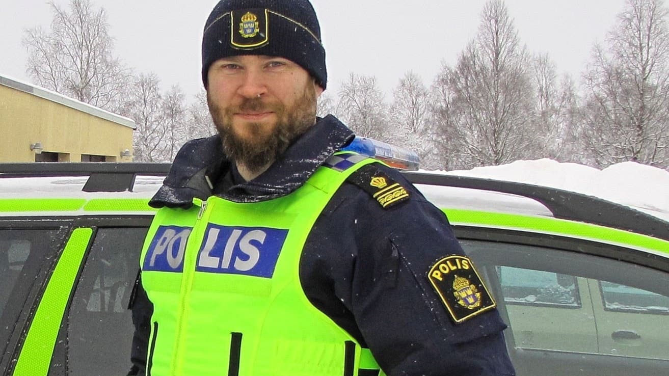 Polisområdeschefen Mikael Rova står utomhus i vinterlandskap vid en polisbil, klädd i polisuniform med reflexväst och mössa. Han kommenterar drogtester på gymnasielever.