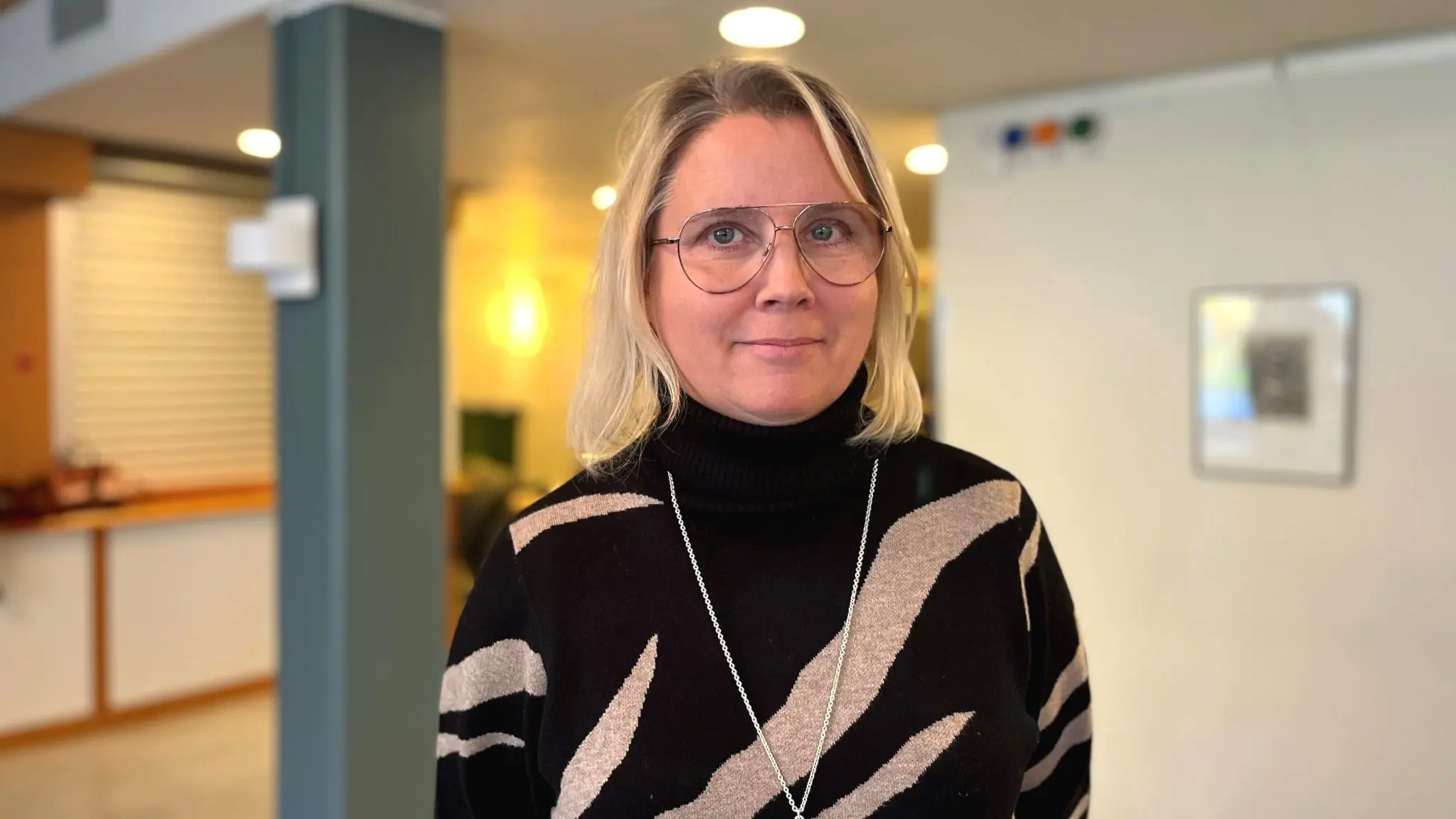 Jennie Granberg står inomhus i en ljus lokal med en mönstrad tröja under rösträkningen av sametingets omval 2025.