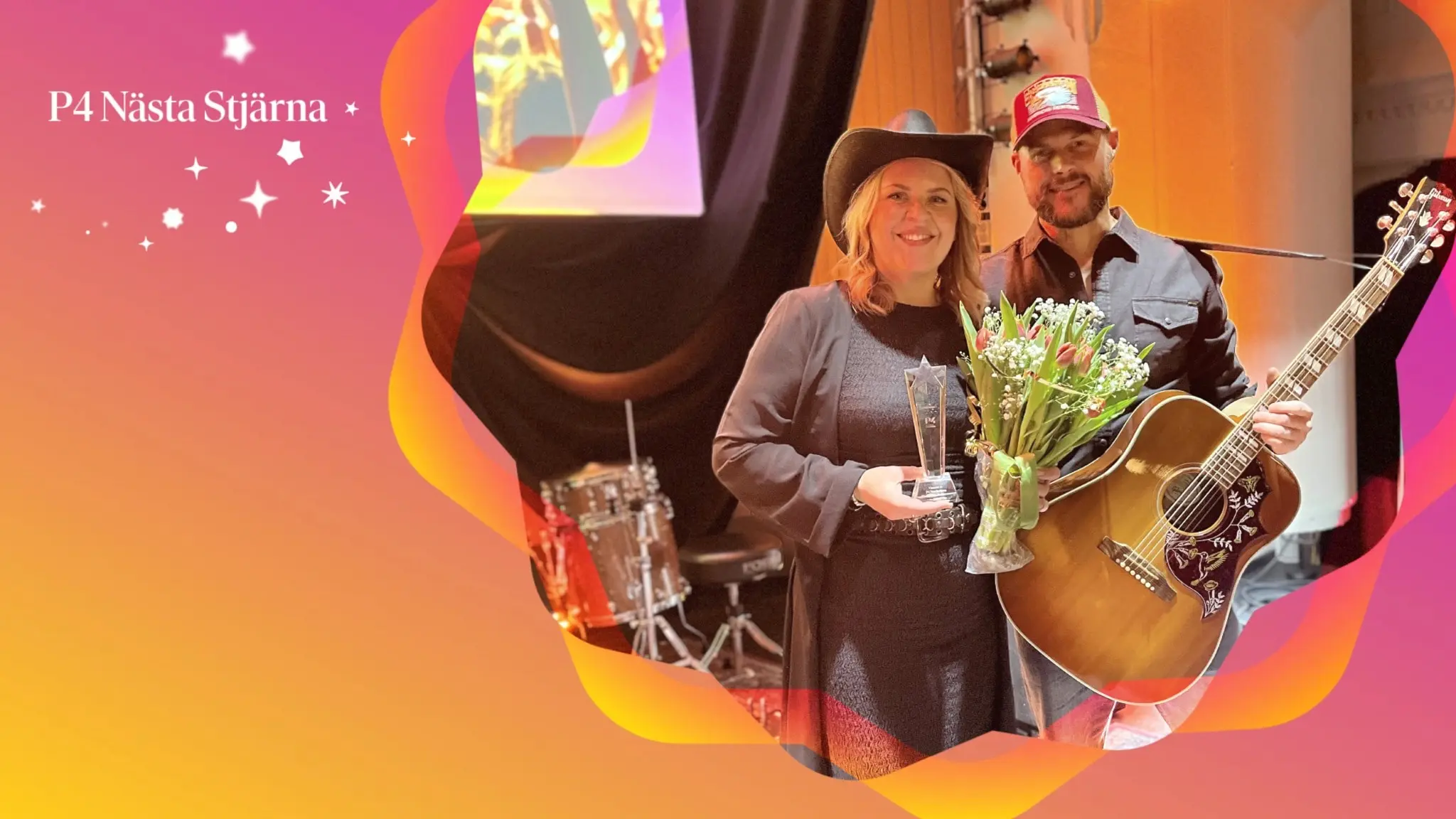 Sofia Lantz från Maze of Graze med gitarristen Andreas Lantz står på en scen, håller blommor och ett pris, med en gitarr i handen. En trumuppsättning syns i bakgrunden. Texten 'P4 Nästa Stjärna' finns i bilden.