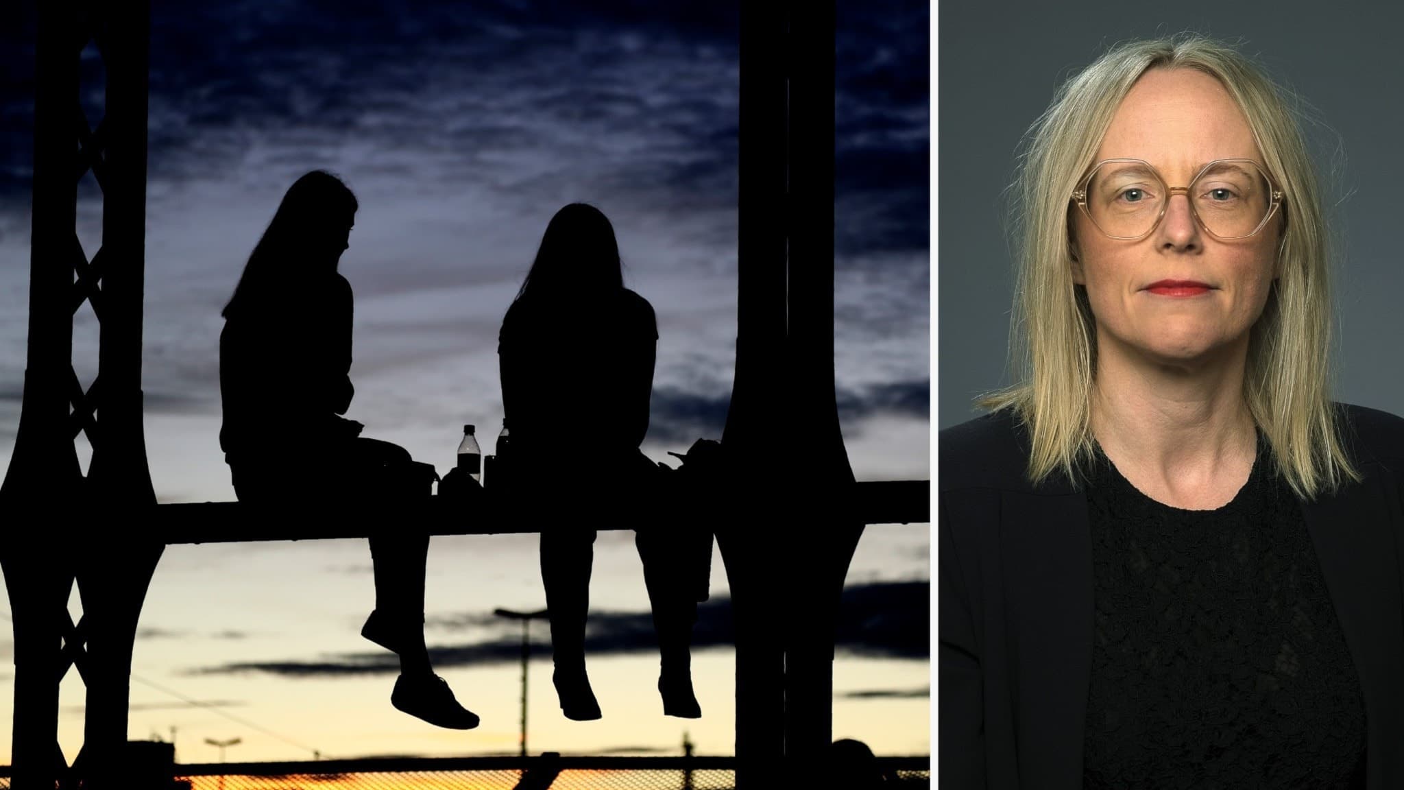 Två unga flickor sitter i silhuett mot en kvällshimmel, vilket symboliserar gängkriminalitet och utsatthet. På en andra bild syns docenten Maria Andersson Vogel klädd i svart mot en grå bakgrund. 