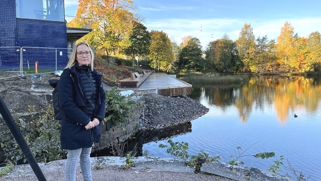 Projektledaren Mariah Dahlberg står utanför konserthuset, i gråa jeans och svart jacka. 