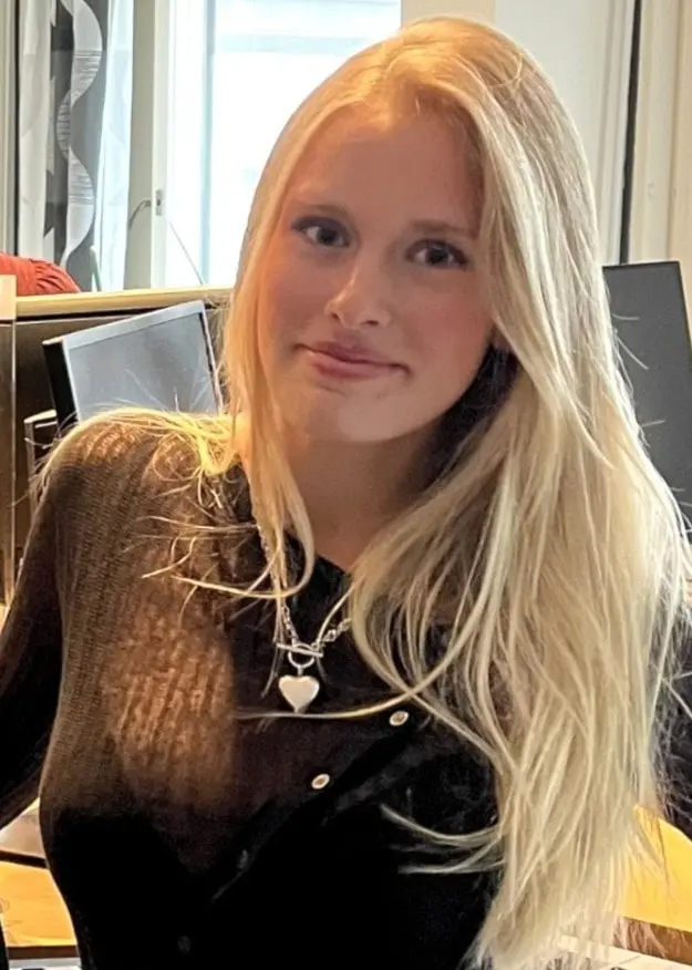 Elliot Ekman och Clara Wide står i en radiostudio och diskuterar sin erfarenhet av att dejta framför kameror, med mikrofoner och teknisk utrustning synliga i bakgrunden.