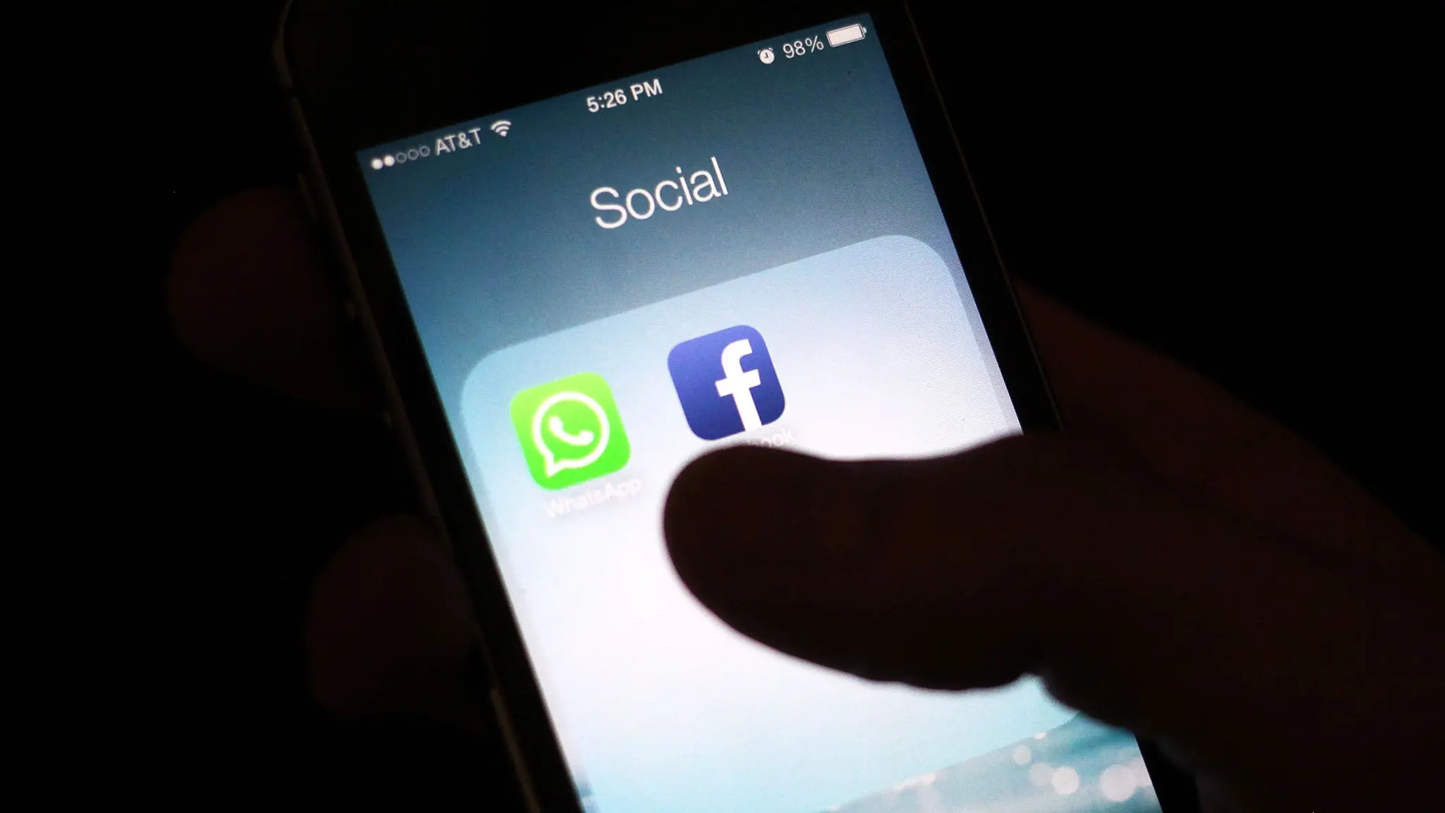 Person chattar i mobil