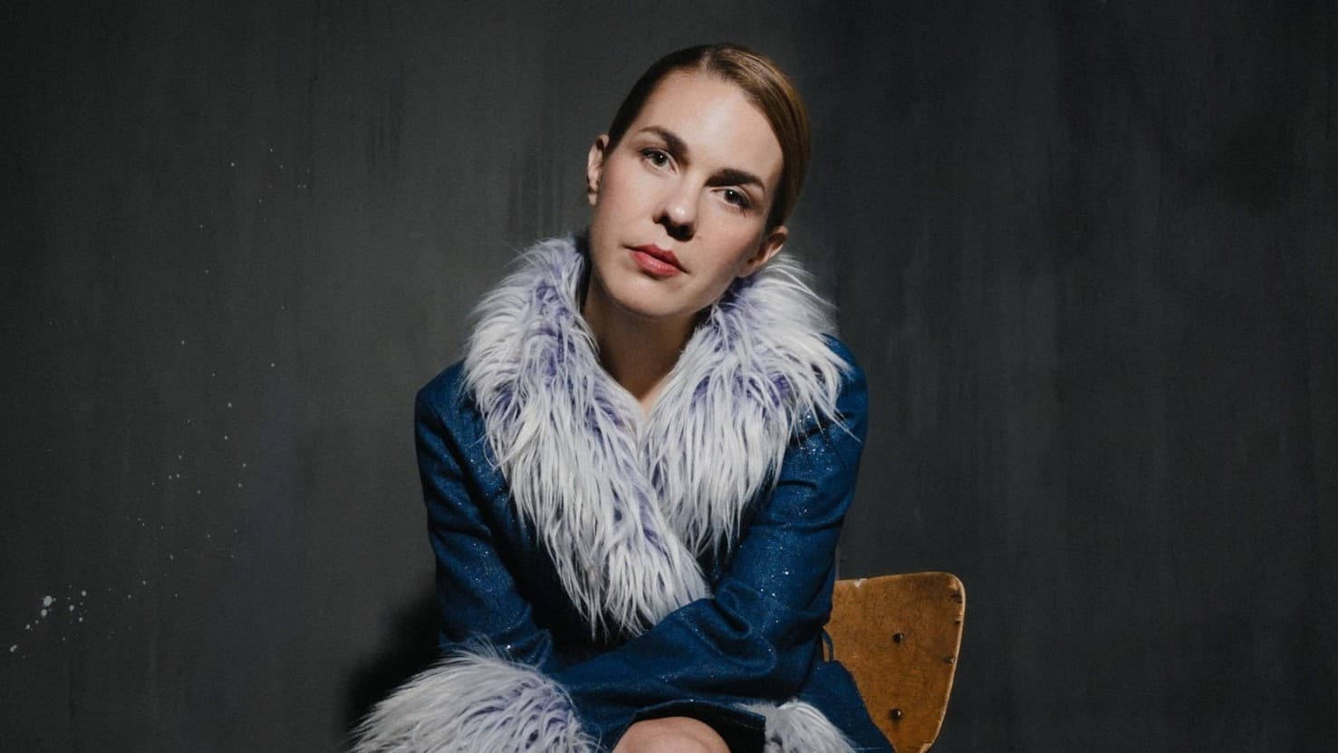 Jazzvokalisten Isabella Lundgren sittande på stol
