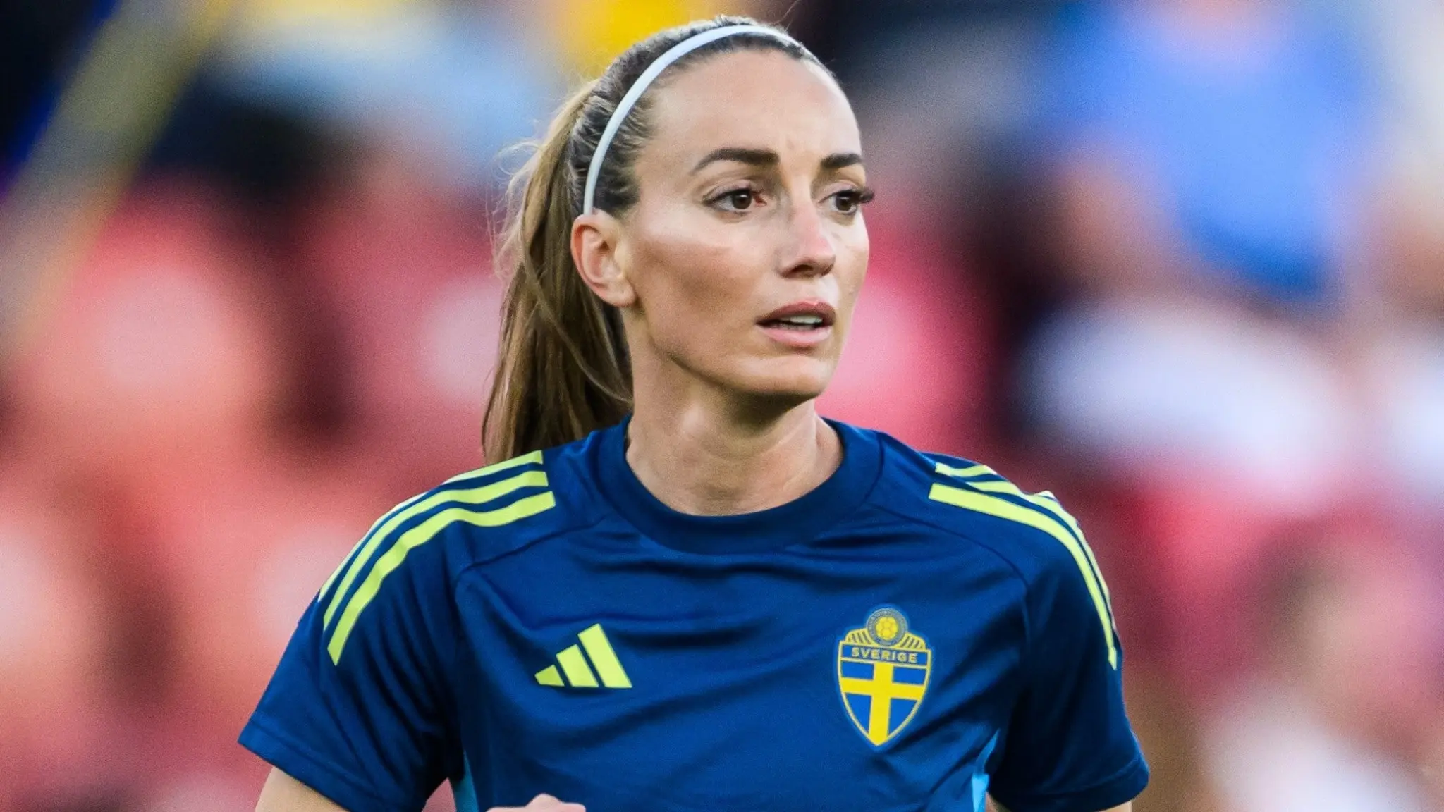 Kosovare Asllani, klädd i den svenska landslagströjan med blått och gult, ses på fotbollsplanen inför kvartsfinalen mellan Sverige och England i UEFA Women's Euro 2025 i Zürich.