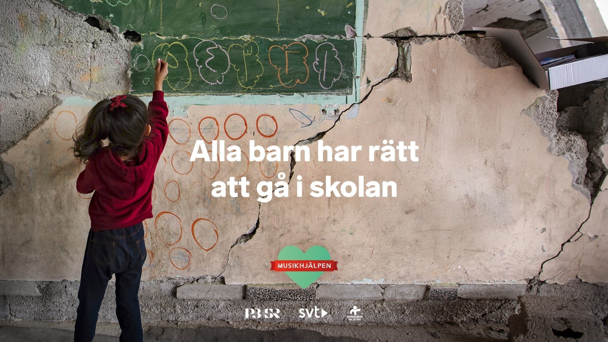 Flicka står framför trasig krittavla och skriver siffror.