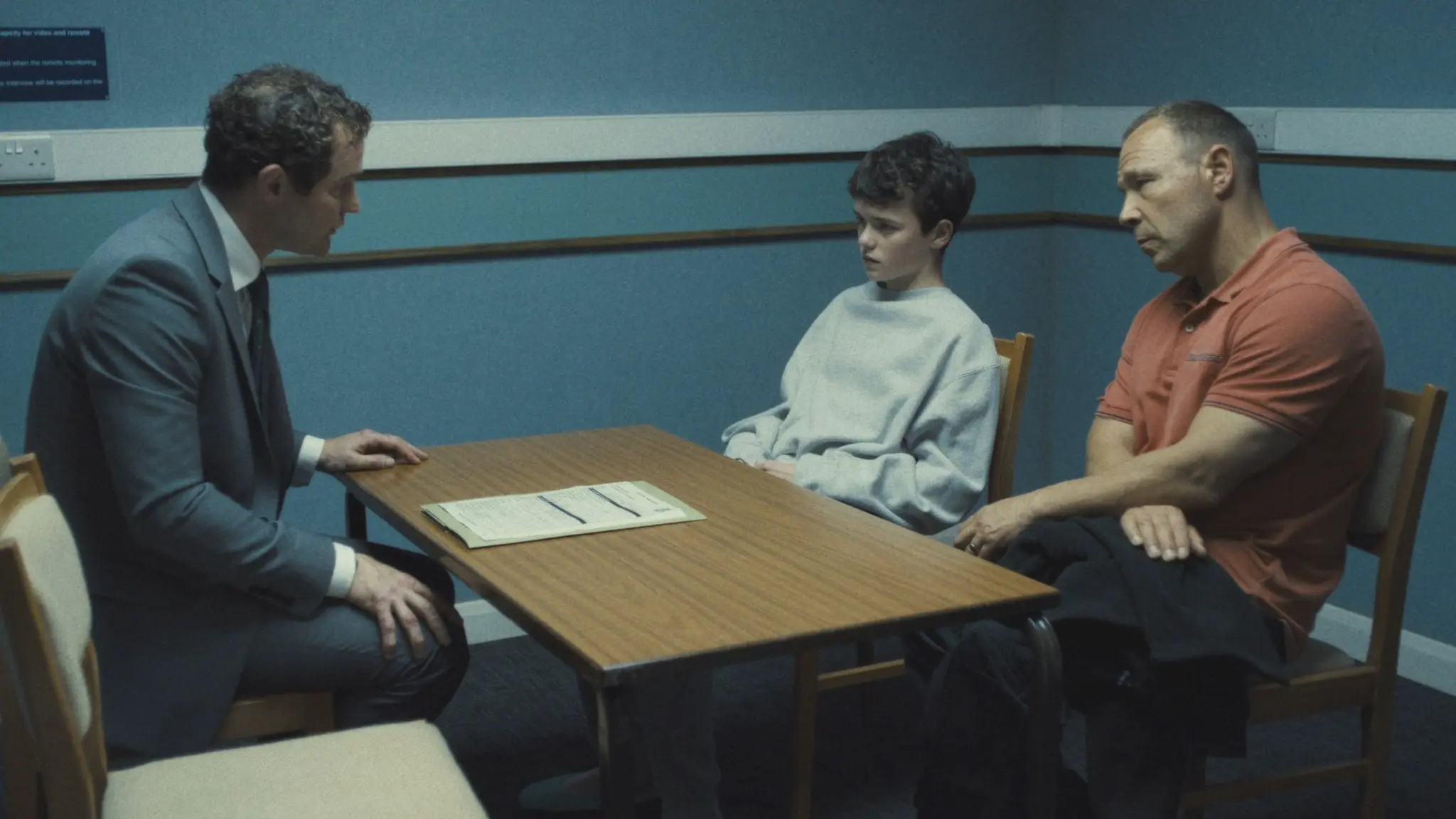 Mark Stanley som advokat och Owen Cooper och Stephen Graham som son och far i Netflix-serien ”Adolescence”.