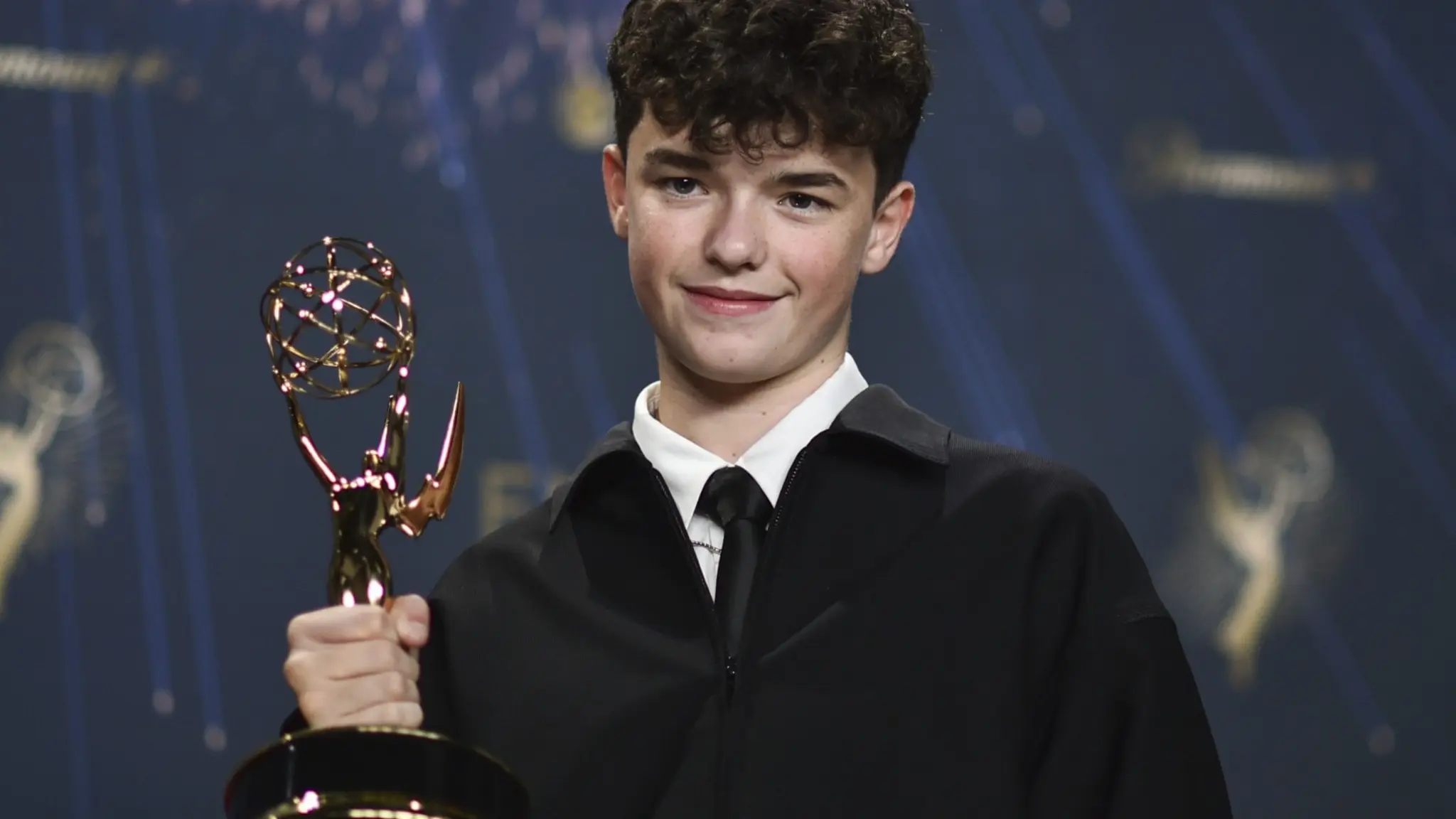 Owen Cooper poserar med sin Emmy-statyett för bästa manliga biroll i en begränsad serie eller film för ”Adolescence” i pressrummet under 77:e Primetime Emmy Awards i Los Angeles.